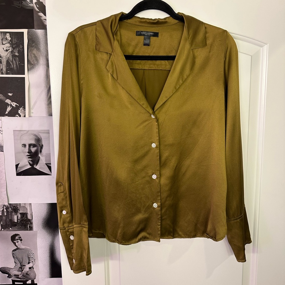 SIZE S - Banana Republic 100% Silk Button-up
